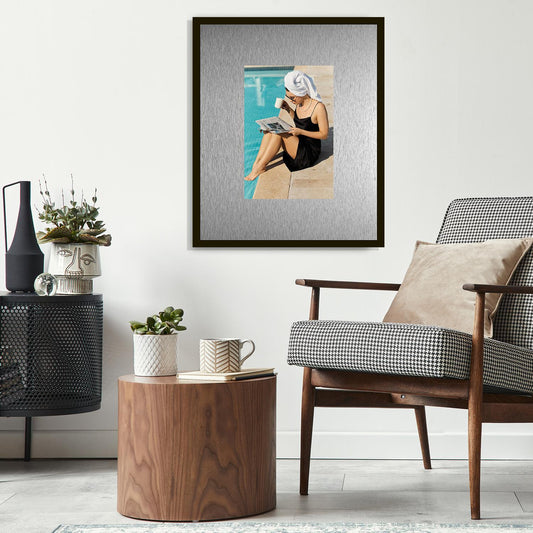 Rahmenbild mit Alupassepartout - Reading woman at the pool