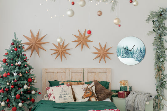 Snowy Firs Acrylglas-Uhr Wohnbeispiel