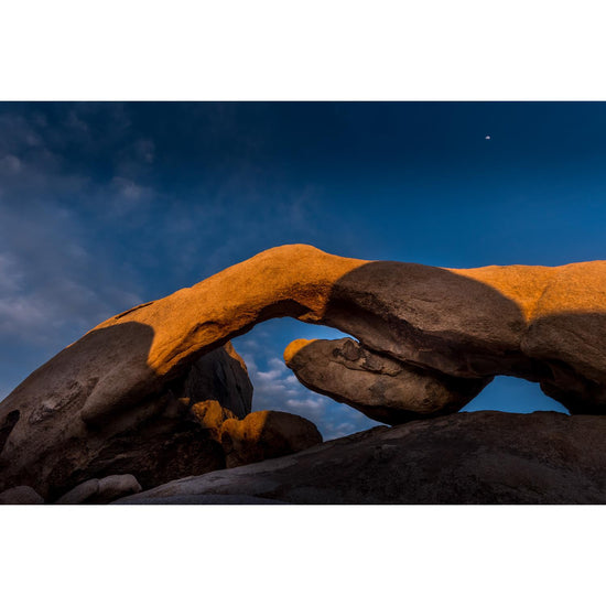 Queen Kerosin Acrylglasbild - ARCH ROCK AND MOON-JOSHUA TREE NATIONAL PARK
