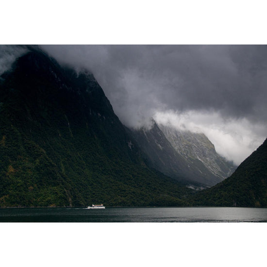 Queen Kerosin Acrylglasbild - BOAT, MILFORD SOUND, NEW ZEALAND