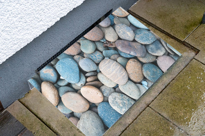 Lichtschachtabdeckung – Kieselsteine