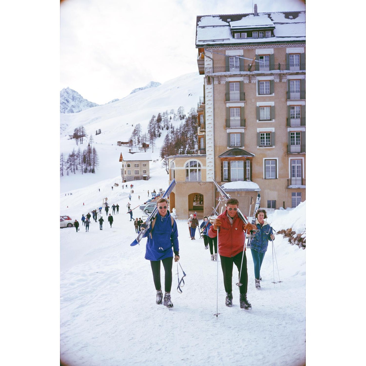 Slim Aarons - Skiers in St Moritz