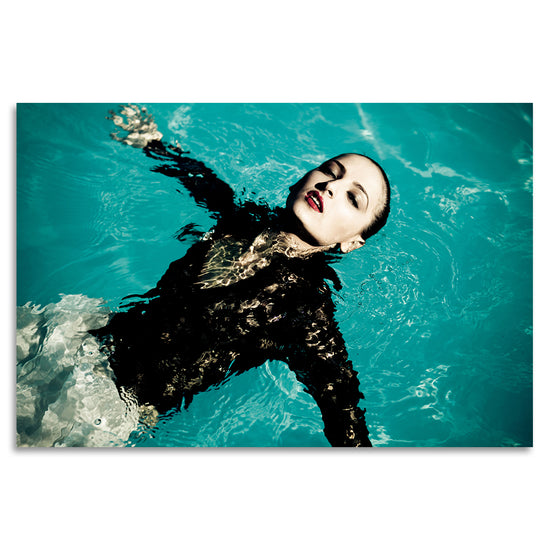 Queen Kerosin Acrylglasbild - Swimming Beauty