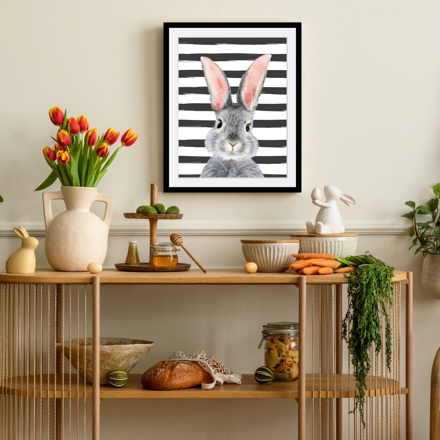 Rahmenbild -  Grauer Hase mit Streifen - Einrichtungsbeispiel Foto